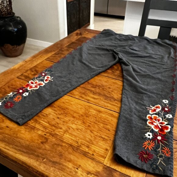 JW Los Angeles Grey Leggins w/red, blue & taupe stitching on sides of outer leg - Picture 5 of 6